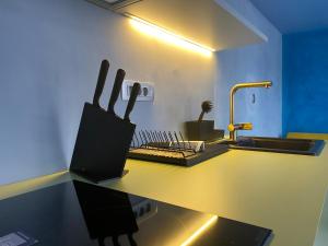 Kuchyň nebo kuchyňský kout v ubytování Tomosmatik Apartments Koper by Locap Group