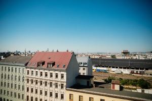 維也納的住宿－Rioca Vienna Posto 1，一座建筑的顶部有红色的屋顶