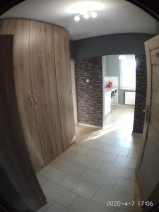 Habitación con pasillo con puerta y suelo de baldosa. en 1090 Śmiałego 38 - Tanie Pokoje w Apartamencie - samodzielne zameldowanie - self check in, en Poznan