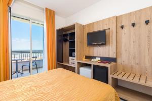 Postel nebo postele na pokoji v ubytování Hotel Nettuno + 37 fotografií