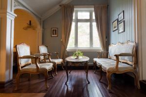 a room with chairs and a table and a window at Jervell Gjestehus in Ålesund