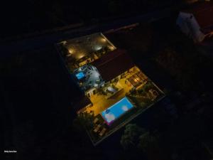 Bazén v ubytování House Diana - heated swimming pool and jacuzzi nebo v jeho okolí