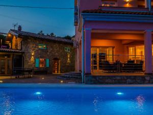 una casa con piscina por la noche en Villa Chill Out, en Opatija