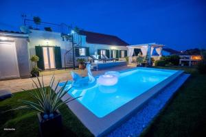 Bazén v ubytování House Diana - heated swimming pool and jacuzzi nebo v jeho okolí