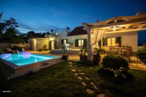 Bazén v ubytování House Diana - heated swimming pool and jacuzzi nebo v jeho okolí
