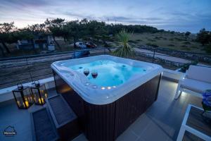 Bazén v ubytování House Diana - heated swimming pool and jacuzzi nebo v jeho okolí