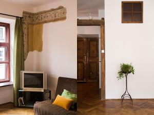 a living room with a couch and a tv at Nicholas Studio in Krakow