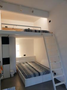 MonoMax Home في ساليرنو: غرفة نوم بسريرين بطابقين مع سلم
