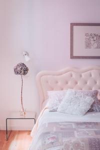 a bedroom with a pink bed and a lamp at Bianca Cappello House in Venice