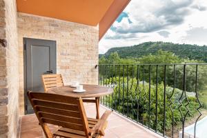 einen Tisch und Stühle auf einem Balkon mit Aussicht in der Unterkunft Casa Rural San Victorian 16 in Aínsa