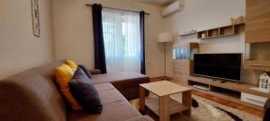 TV in/ali zabaviščno središče v nastanitvi Apartments Marijana