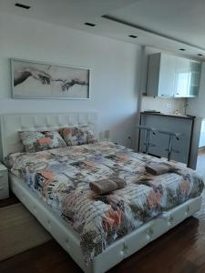 - une chambre avec un grand lit et des oreillers dans l'établissement Jacuzzi Lux Apartman, à Subotica