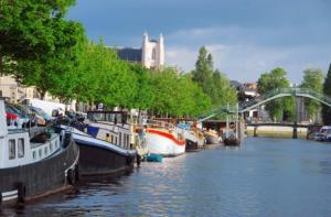 un grupo de barcos están atracados en un río en Appartement cosy à Nantes avec terrasse en Nantes