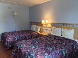a hotel room with two beds and two lamps at Beach Side Hotel in Myrtle Beach