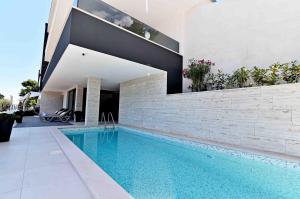 basen przed domem w obiekcie Villa Bella Vista 1 w mieście Ičići