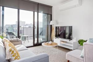 Uma TV ou centro de entretenimento em Palmerston St Apartments by Urban Rest