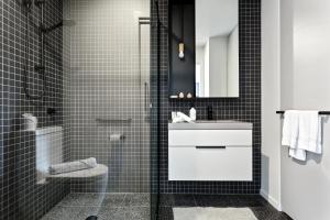Um banheiro em Palmerston St Apartments by Urban Rest