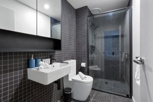 Um banheiro em Palmerston St Apartments by Urban Rest