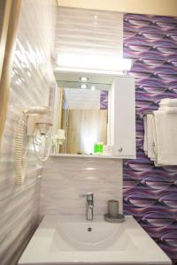 bagno con lavandino e specchio di Casa Angy a Techirghiol