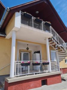 Balkón nebo terasa v ubytování Tavirózsa Apartman