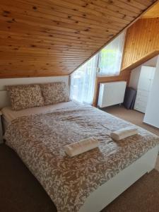 Postel nebo postele na pokoji v ubytování Tavirózsa Apartman