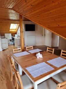 Televízia a/alebo spoločenská miestnosť v ubytovaní Tavirózsa Apartman