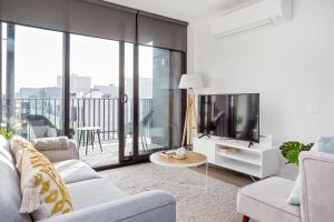Uma TV ou centro de entretenimento em Palmerston St Apartments by Urban Rest