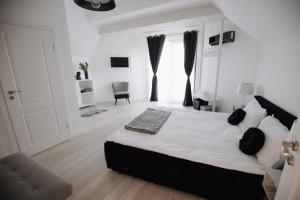 Un dormitorio blanco con una cama grande y una ventana en The Corner50, en Alba Iulia