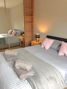 Katil atau katil-katil dalam bilik di Immaculate home in central Westport