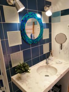 un bagno con lavandino e specchio di Casa do Largo ad Alcácer do Sal