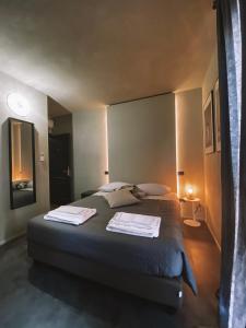 een slaapkamer met een bed met twee handdoeken erop bij Battisti 56 in Porto SantʼElpidio