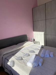 a bedroom with a bed with towels on it at Sweet Home Sara in Ovada