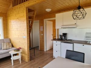 una cocina y sala de estar en una casa pequeña en Starmýri 2 Cottages, en Starmýri