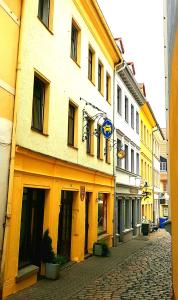 a building on the side of a street at Ferienwohnung 2 Christiansdorf Freiberg in Freiberg