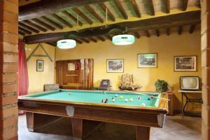 โต๊ะบิลเลียดของ Casale meraviglioso Val d'Orcia con piscina