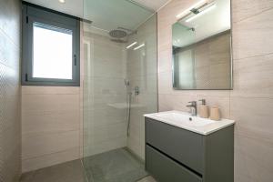 Kúpeľňa v ubytovaní Villa Margarit Canyelles Roses - Immo Barneda