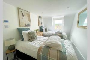 a bedroom with two twin beds and a window at Ideally located 2 bedroom luxury apartment in Bath