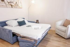 Un pat sau paturi într-o cameră la Bright studio at the doors of Paris in Les Lilas - Welkeys