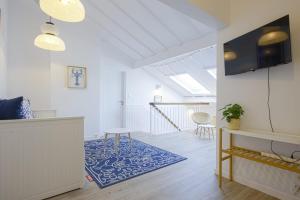 salon ze stołem i niebieskim dywanem w obiekcie Superb 3 stars flat w balcony - Saint-Jean-de-Luz - Welkeys w mieście Saint-Jean-de-Luz