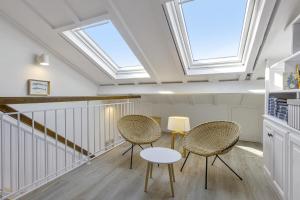 Habitación con tragaluz, 2 sillas y mesa en Superb 3 stars flat w balcony - Saint-Jean-de-Luz - Welkeys, en San Juan de Luz