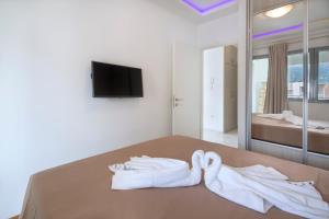 ein Zimmer mit zwei weißen Handtüchern auf einem Tisch in der Unterkunft City center lux apartment in Budva