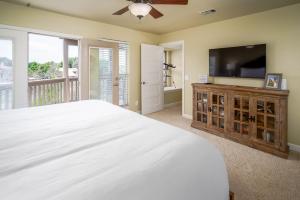 a bedroom with a large bed and a flat screen tv at Lakeside Family Condo Near Horseshoe Bay Resort in Horseshoe Bay