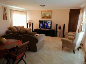 TV a/nebo společenská místnost v ubytování JJP SELF CATERING - Three bedroom house
