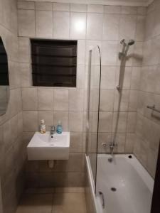 Phòng tắm tại JJP SELF CATERING - Three bedroom house