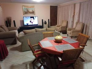 TV a/nebo společenská místnost v ubytování JJP SELF CATERING - Three bedroom house