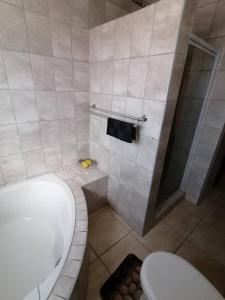 Koupelna v ubytování JJP SELF CATERING - Three bedroom house + 22 fotografií