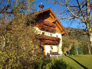 uma casa com caixas de flores ao lado dela em Spulhof em Abtenau