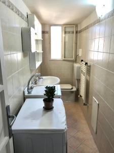 ein kleines Bad mit einem Waschbecken und einem WC in der Unterkunft Camera matrimoniale privata in appartamento condivisibile in Salerno