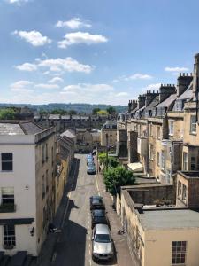 een uitzicht op een straat met geparkeerde auto's bij Ideally located 2 bedroom luxury apartment in Bath