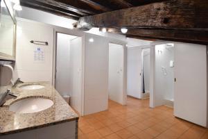 Koupelna v ubytování Hostal l'Estrella + 37 fotografií